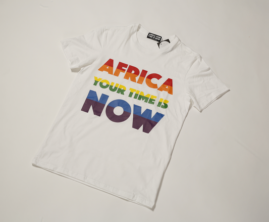 Weißes Unisex T-Shirt mit Regenbogen-Schriftzug – Frontansicht