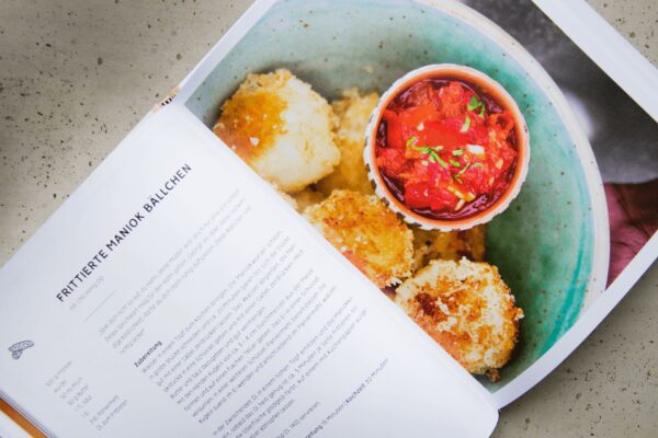 Culinary round trip through West Africa (cookbook)