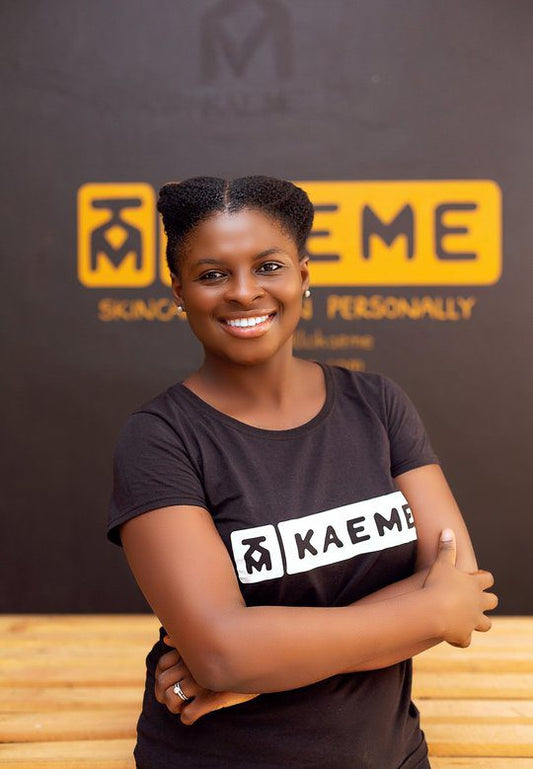 Freda Obeng-Ampofo, Chef-Mixer bei Kaeme. Shea-Butter und Black Soap sind die Stars bei Kaeme aus Ghana.