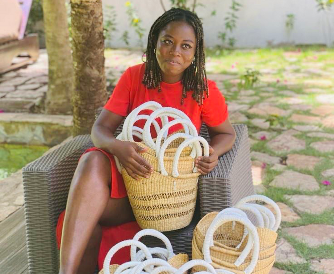 Ayinemi Apana von Wokah welch traditionelle Korbwaren präsentiert. Sie lebt in Ghana Afrika und zeigt Taschen Hüte und Korbschalen.