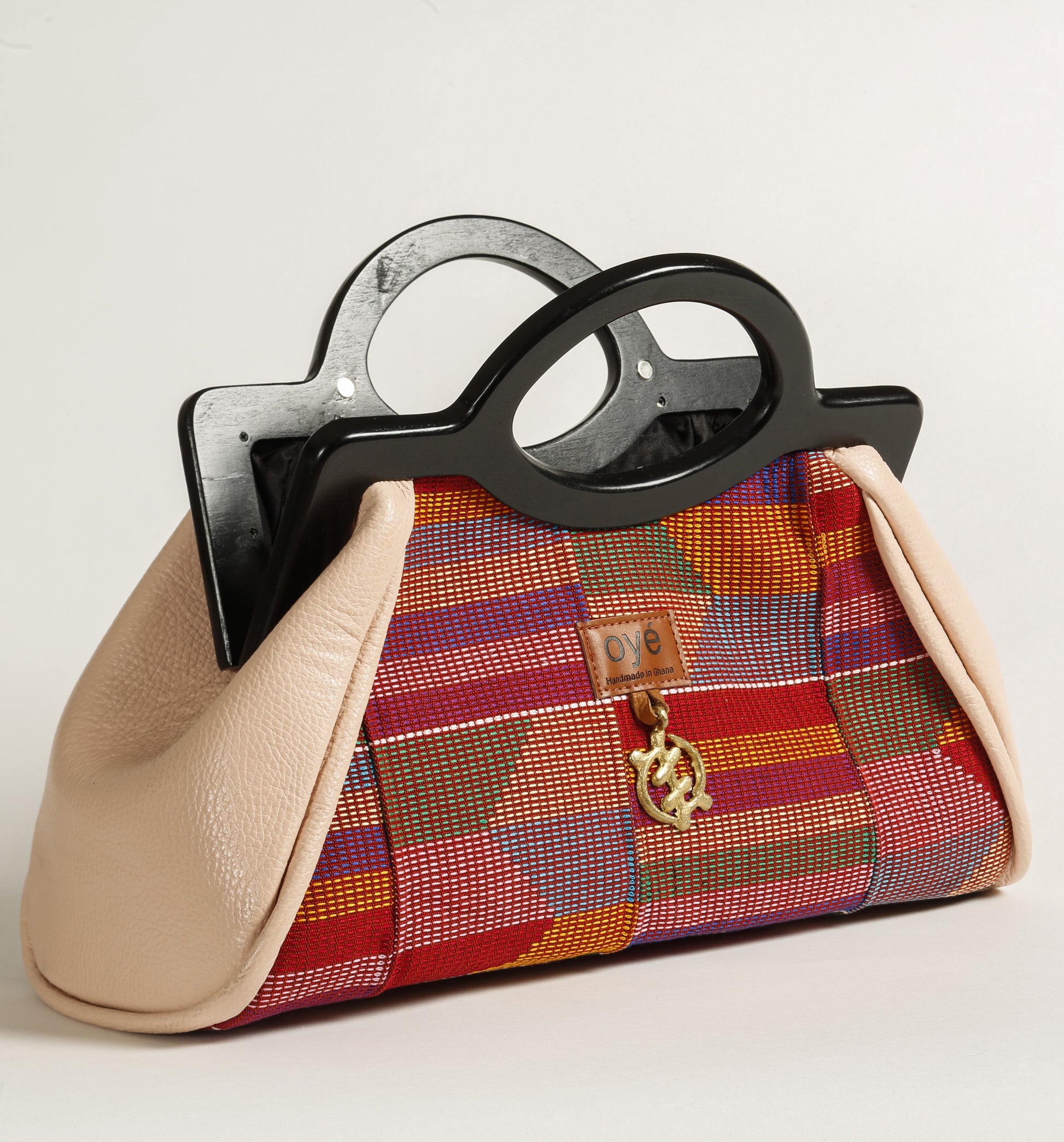 Detailansicht der Handtasche: Holz- und Lederakzente

