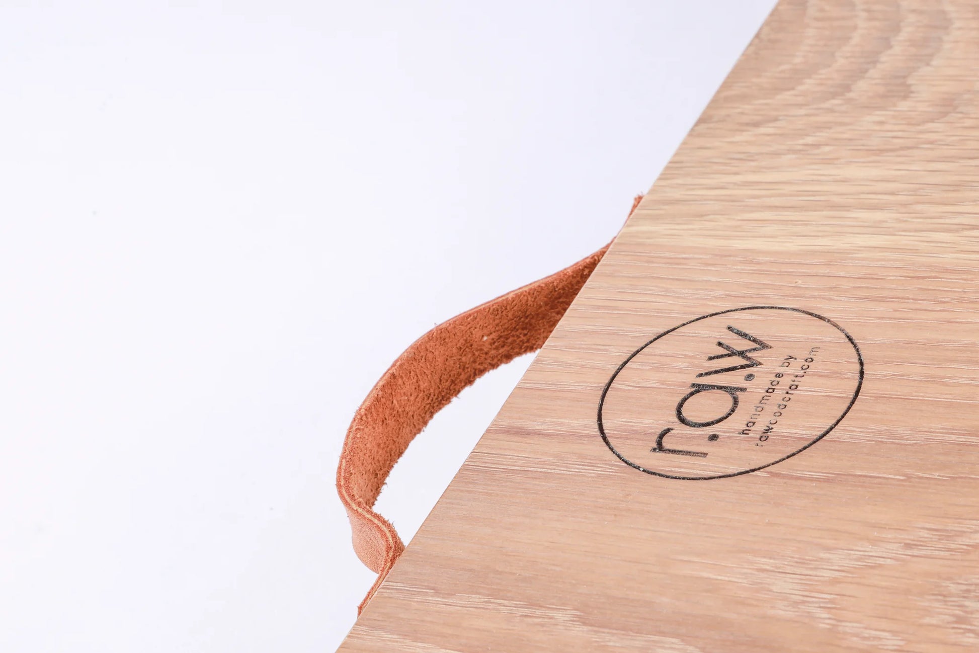 Picknicktisch aus Eiche mit Weinglas Halterungen und handgemacht und Nachhaltigkeits logo