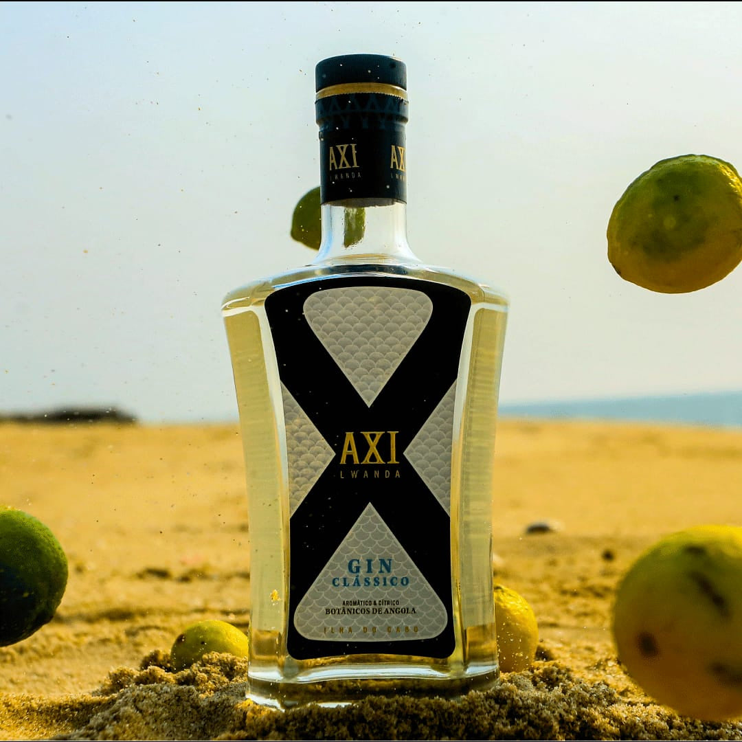 Axi Gin am Strand mit Zitronen und Limetten.