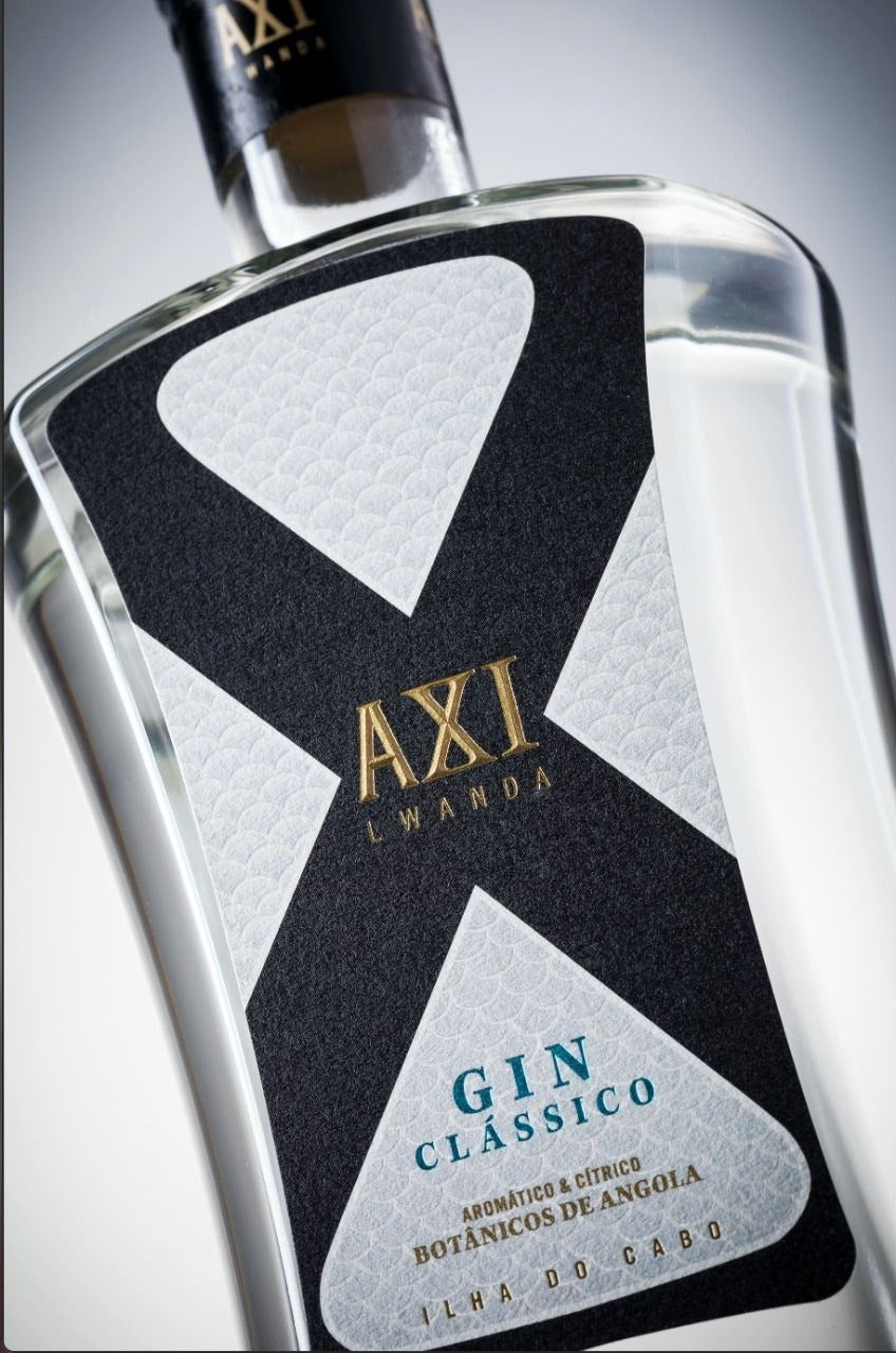 Axi Gin im Licht präsentiert.