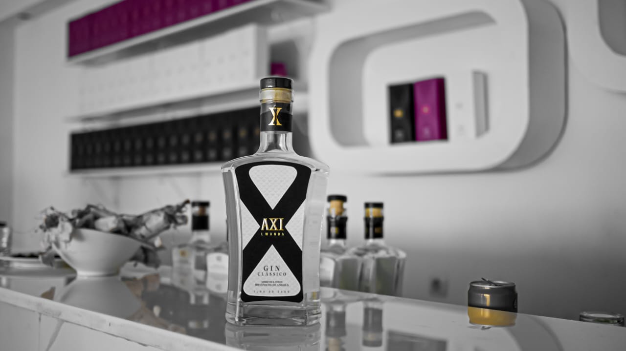 Axi Gin Classic welcher in der Küche auf einen Tresen in der Bar steht.