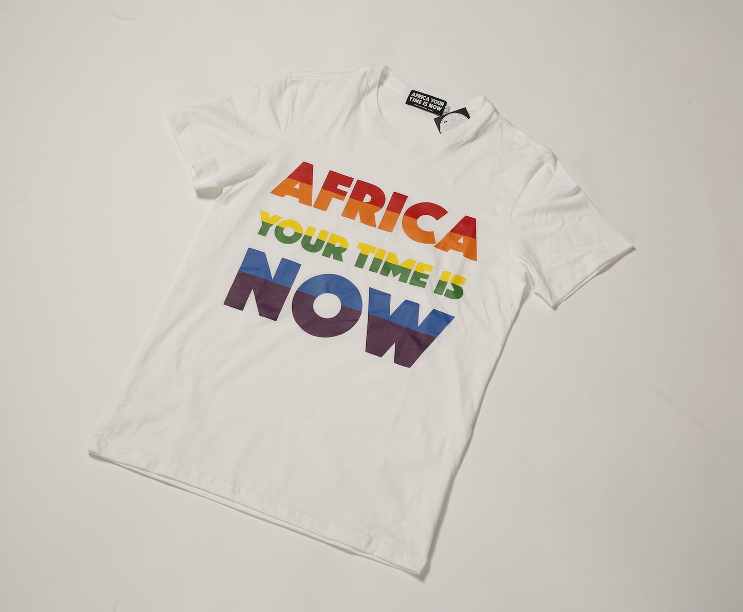 Weißes Unisex T-Shirt mit Regenbogen-Schriftzug – Frontansicht