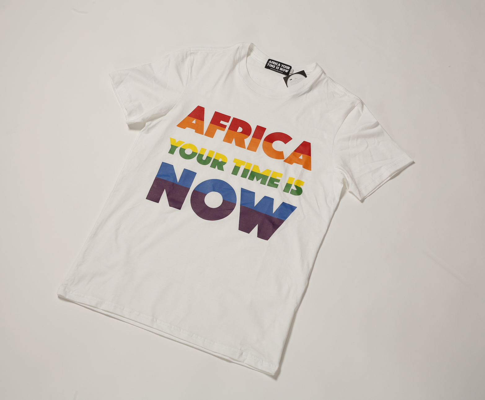 Weißes Unisex T-Shirt mit Regenbogen-Schriftzug – Frontansicht