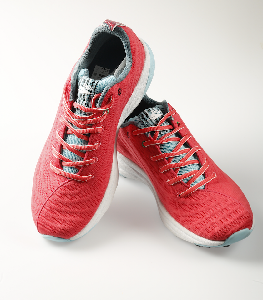 ENDA Lapatet Laufschuh in Kambu Red & White – Seitenansicht

