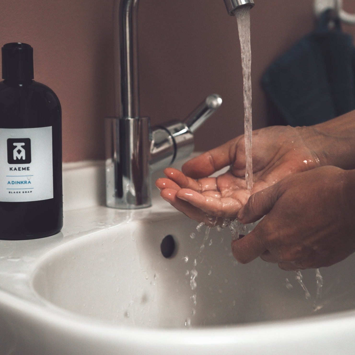 Rein natürlich schwarze Seife von Kaeme Fairtrade und nachhaltig gesund Seifenspender Dosierspender Black Soap Sahara Unscented Haut  Afrika Ghana Wertschöpfung